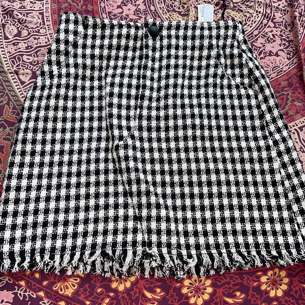 Black and white knit skirt